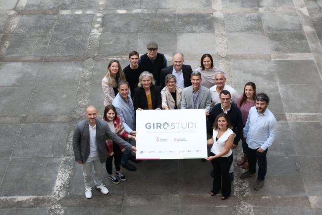 Foto de grup de les institucions que impulsen el Girostudi i part del comitè científic el dia de la presentació del projecte a la Diputació de Girona.