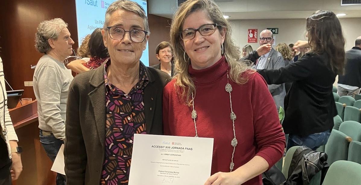 La presidenta de Dipsalut rep el premi de mans de la consellera de salut