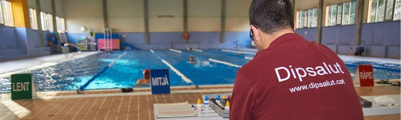 Tècnic de Salut Pública de Dipsalut analitzant l'aigua d'una piscina municipal