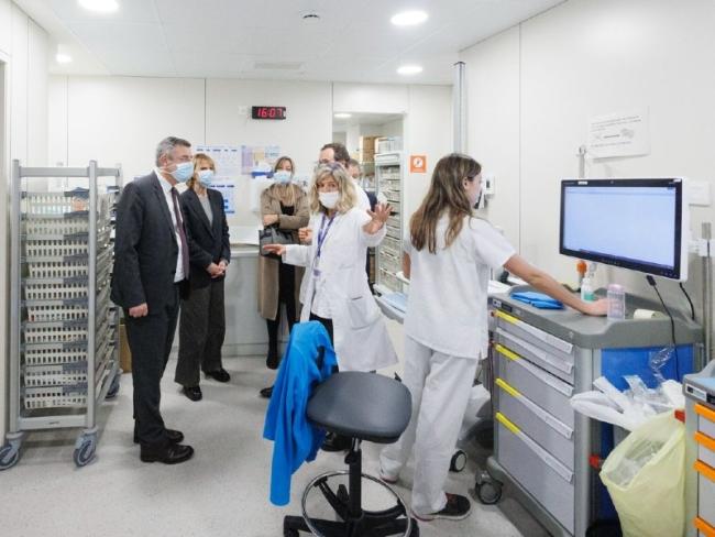 El president de la Diputació de Girona visita la unitat d'oncologia pediàtrica de la Vall d'Hebron de Barcelona