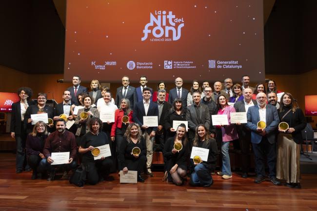 Foto de grup de la vintena d'ens locals  i entitats reconegudes a la Nit del Fons