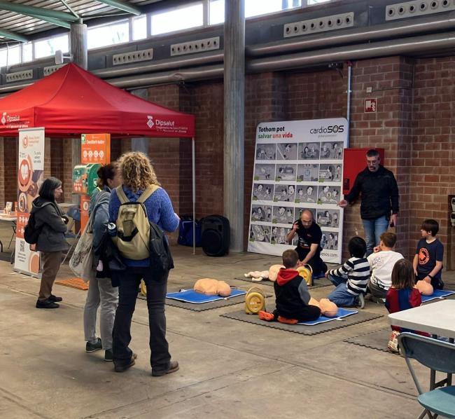 Tallers per aprendre l'ús dels desfibril·ladors de la xarxa Girona, territori cardioprotegit al parc infantil de setmana santa de Girona, La Mona