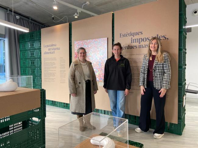 La vicepresidenta tercera de la Diputació de Girona i presidenta de Dipsalut, Maria Puig, amb la gerenta de l'Organisme, Sílvia Oliveras, i Cristina Cabot, responsable de la Fundació Espigoladors durant la visita a l'exposició "Espigolar per transformar"