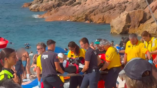 Moment de l'evaquació de la persona salvada amb el DEA mòbil de Dipslaut després d'una aturada cardíaca a Tossa de Mar
