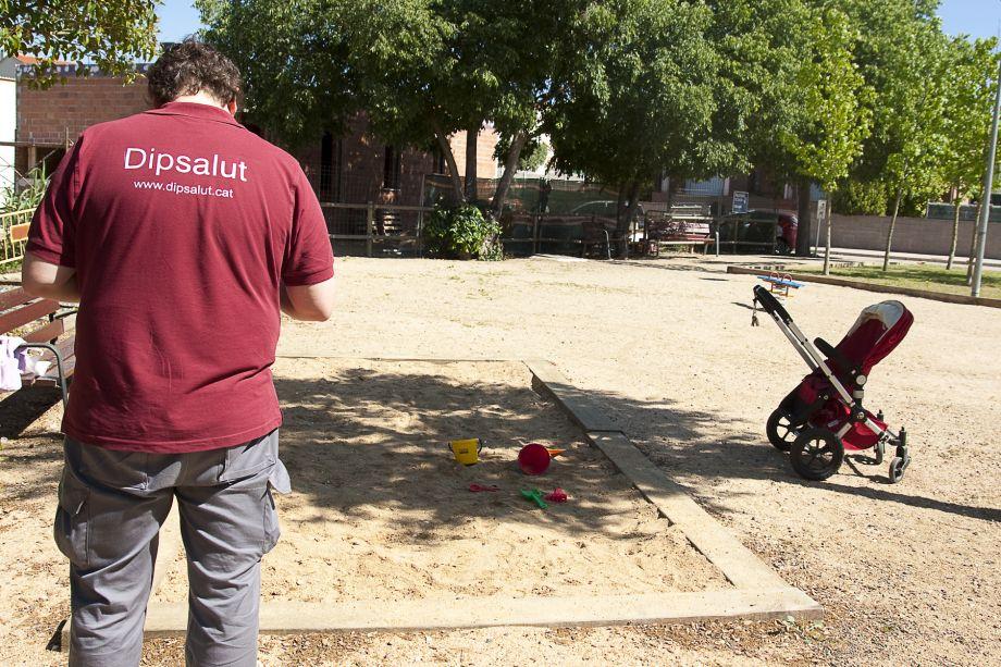 Un tècnic recull mostres en una sorrera infantil