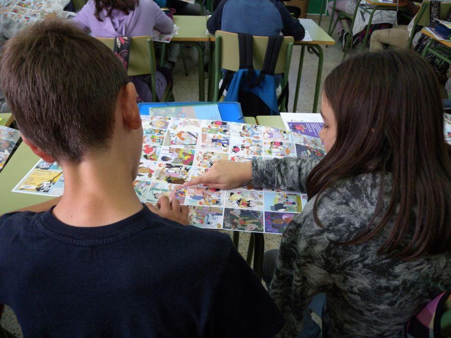 Alumnes de primària treballant amb els materials del Sigues tu