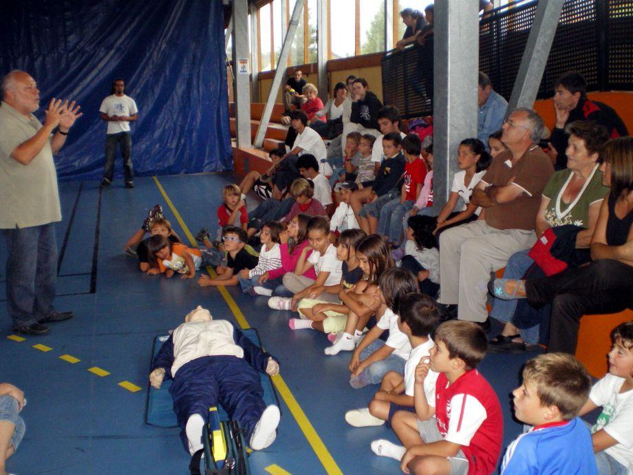 Demostració de com usar un DEA a Bolvir