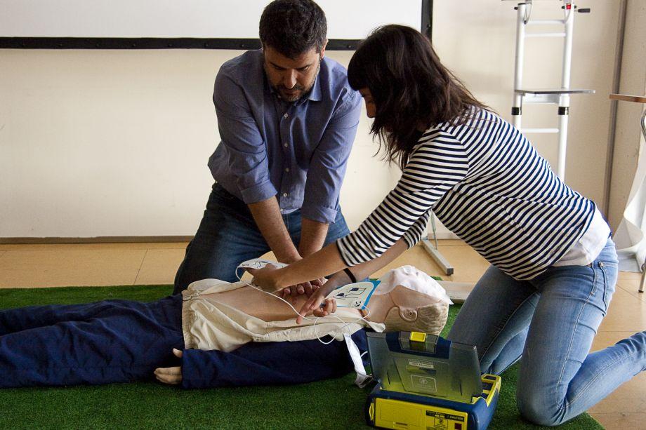 Cursos gratuïts per aprendre a utilitzar els desfibril·ladors