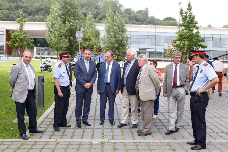 Imatge de l'acte protocol·lari de lliurament de desfibril·ladors al cos de Mossos d’Esquadra. Any 2014