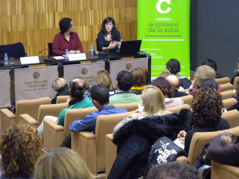 Tècnica de Dipsalut exposant l'experiència de creació d'entorns de suport de salut