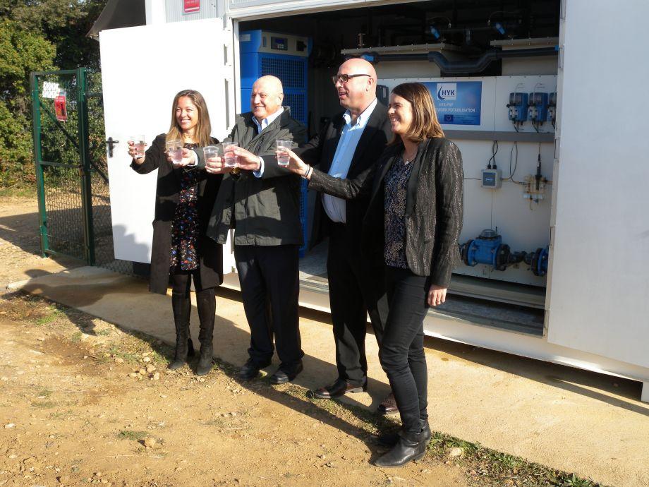 La gerent i el president de Dipsalut amb l'alcalde de Borrassà i la CEO d'Hydrokemós davant de la planta