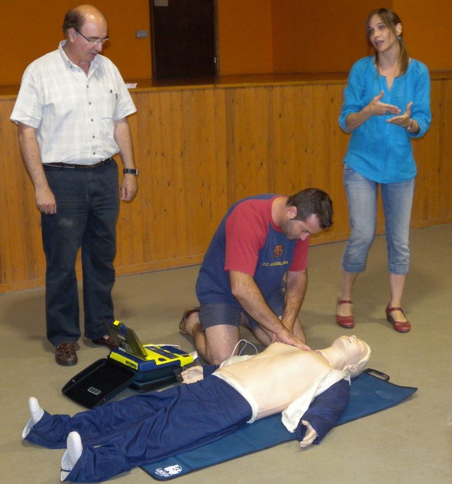 Demostració de l’ús dels desfibril·ladors a Cornellà del Terri