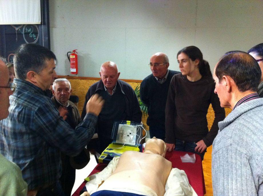 Demostració de com usar un DEA a Riudellots de la Selva