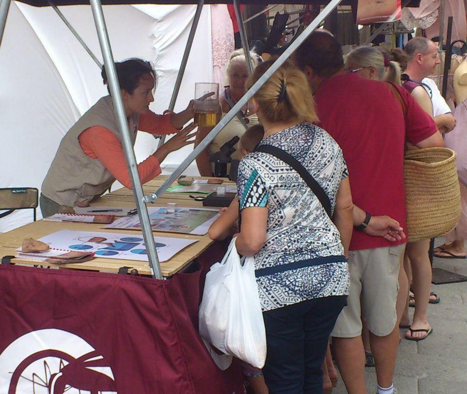 Continua la ruta de l’estand informatiu sobre el mosquit tigre a les comarques gironines