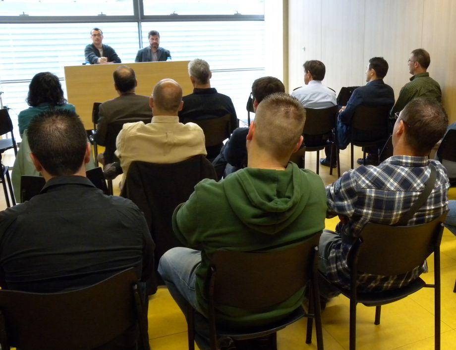 Comandaments dels Mossos d'Esquadra participen en una sessió informativa sobre el Pm04