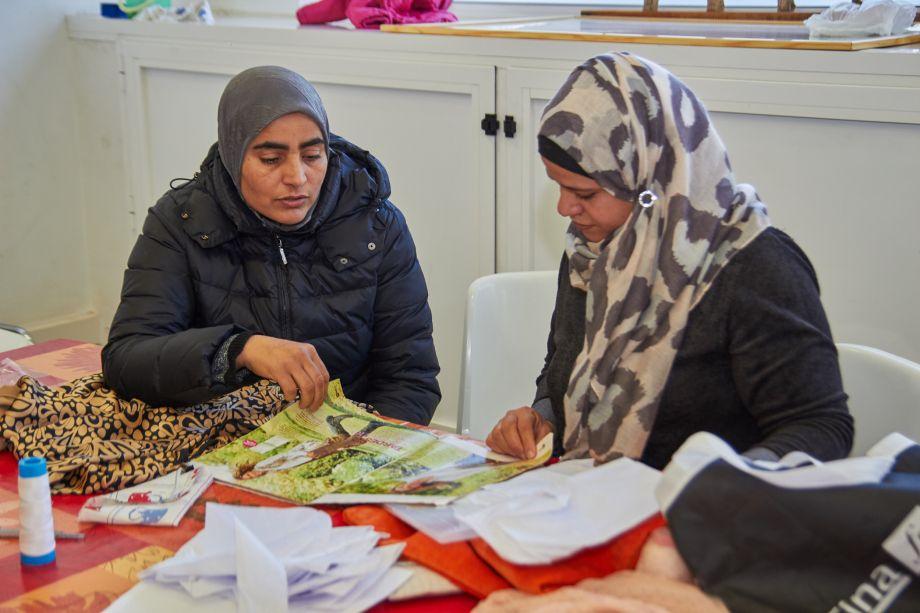 Dues alumnes participant en el taller de costura celebrat a Llagostera. Fotògrafa: Mònica Sala