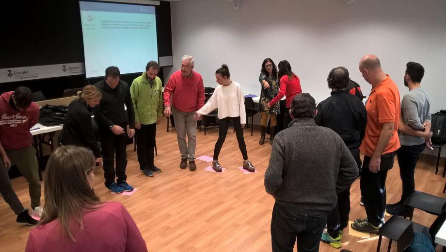 Imatge d'una de les dinàmiques del curs d'habilitats per a la vida als Parcs Urbans de Salut