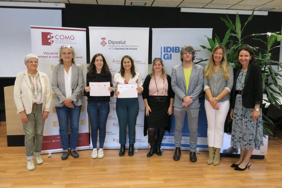 Fotografia de les guanyadores de les beques, juntament amb els representats de l'IDIBGI, de Dipsalut i del Col·legi de Metges