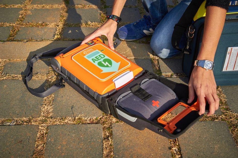 Reanimen, amb els desfibril·ladors d’ús públic, una persona que havia patit una aturada cardíaca 