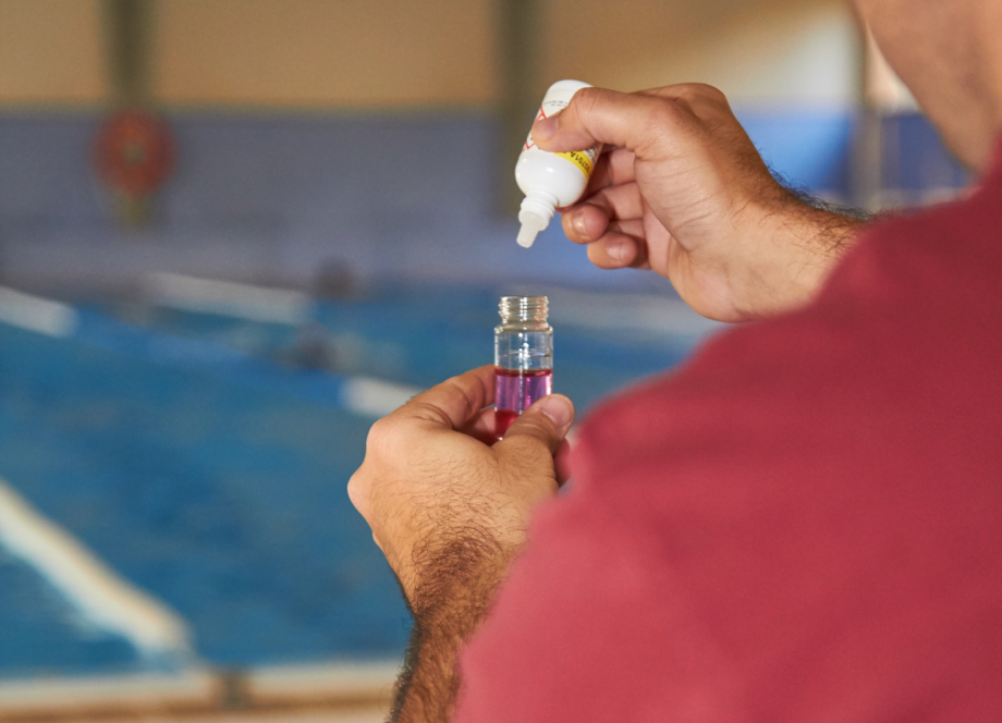 Fotografia d'arxiu de control inicial de la qualitat de l'aigua a una piscina municipal