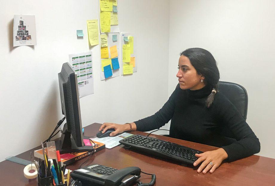 La docent del curs, Marina Bartolomé, preparant les sessions telemàtiques del curs. Autoria: M.Bartolomé/Dipsalut