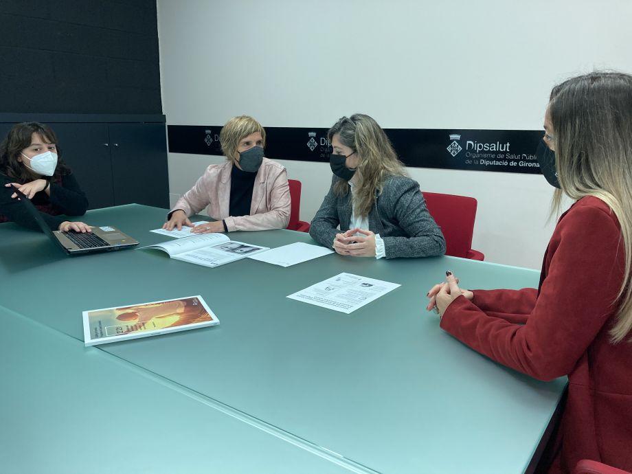 reunió de treball sobre el programa entre la presidenta i la gerent de Dipsalut, la diputada d'Acció Social i una de les tècniques encarregades de l'assessorament