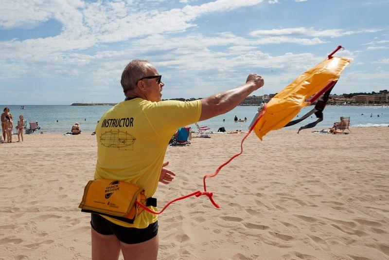 Imatge del simulacre de salvament per mostrar el funcionament de la nova boia de rescat (III). Platja de Riells, l'Escala, 8 de juliol de 2021