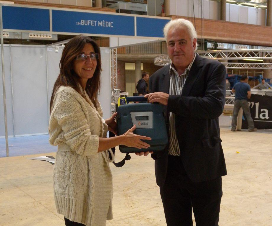 Vicepresident primer de Dipsalut, Josep Maria Corominas, cedint els desfibril·ladors a la directora de Fira de Girona, Anna Albar. Autor: Dipsalut