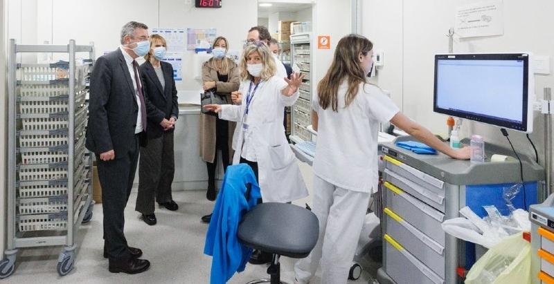 El president de la Diputació de Girona visita la unitat d'oncologia pediàtrica de la Vall d'Hebron de Barcelona