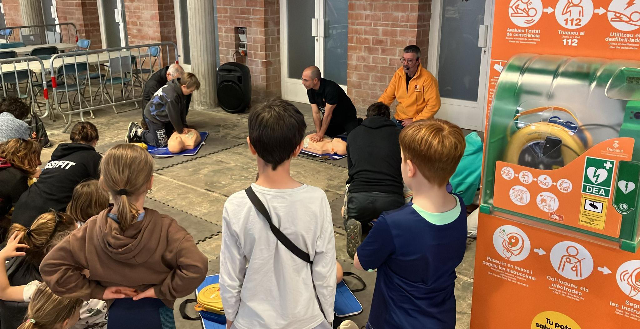 Tallers per aprendre l'ús dels desfibril·ladors de la xarxa Girona, territori cardioprotegit al parc infantil de setmana santa de Girona, La Mona