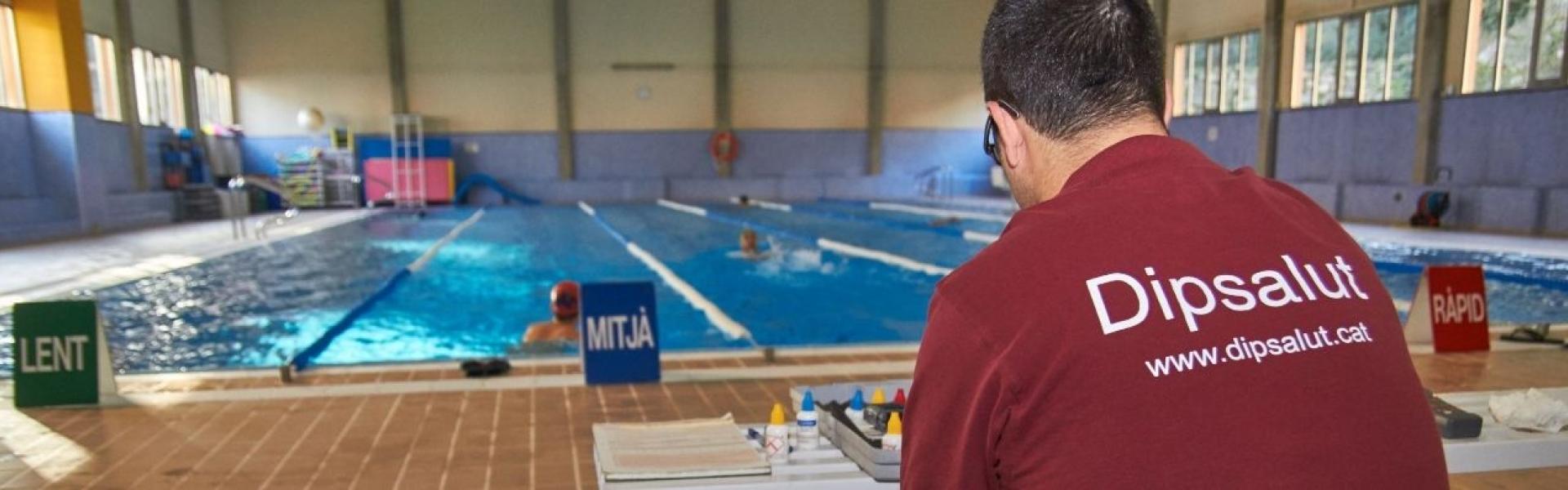 Tècnic de Salut Pública de Dipsalut analitzant l'aigua d'una piscina municipal